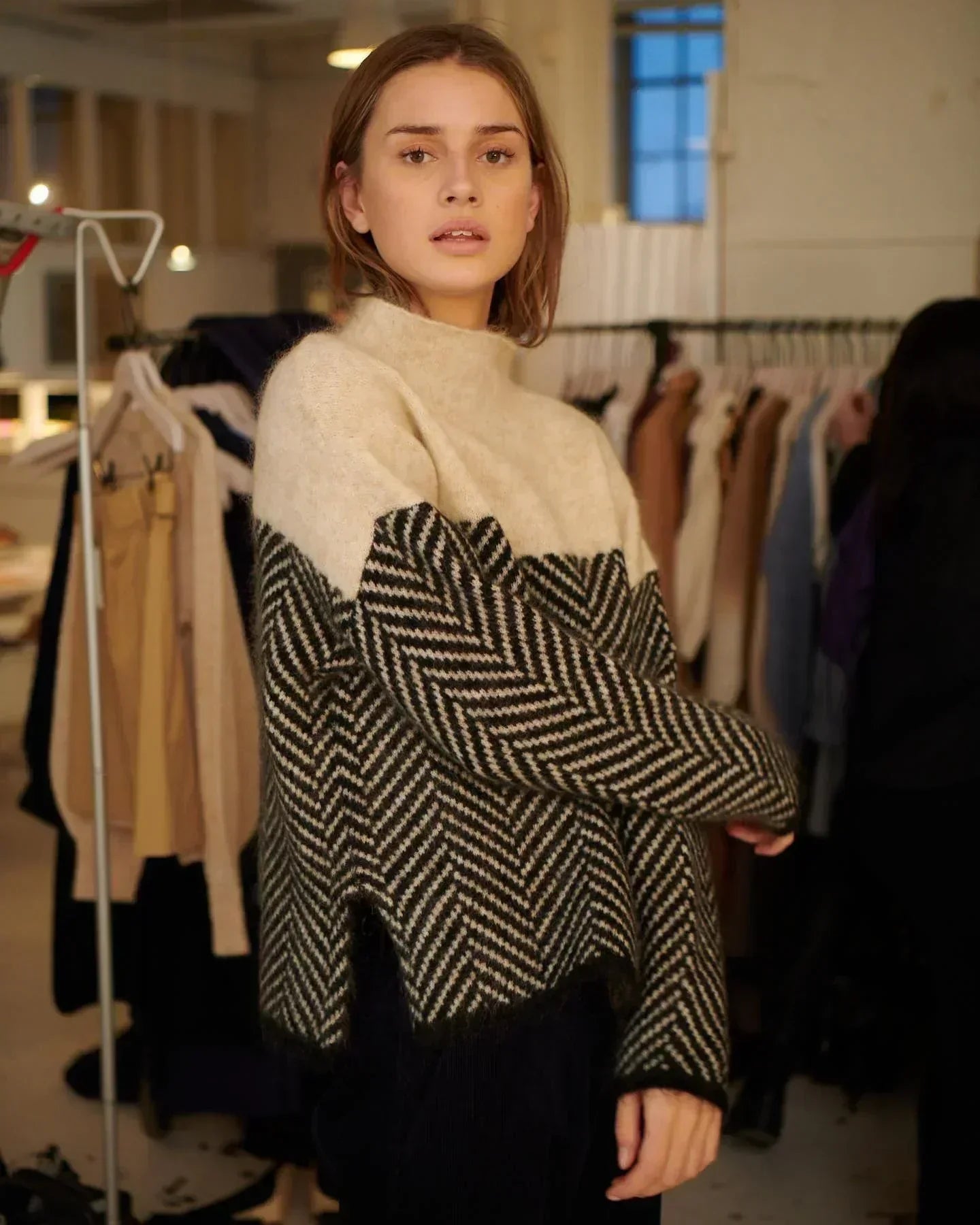 BrielleTurtleneckBeige02.webp