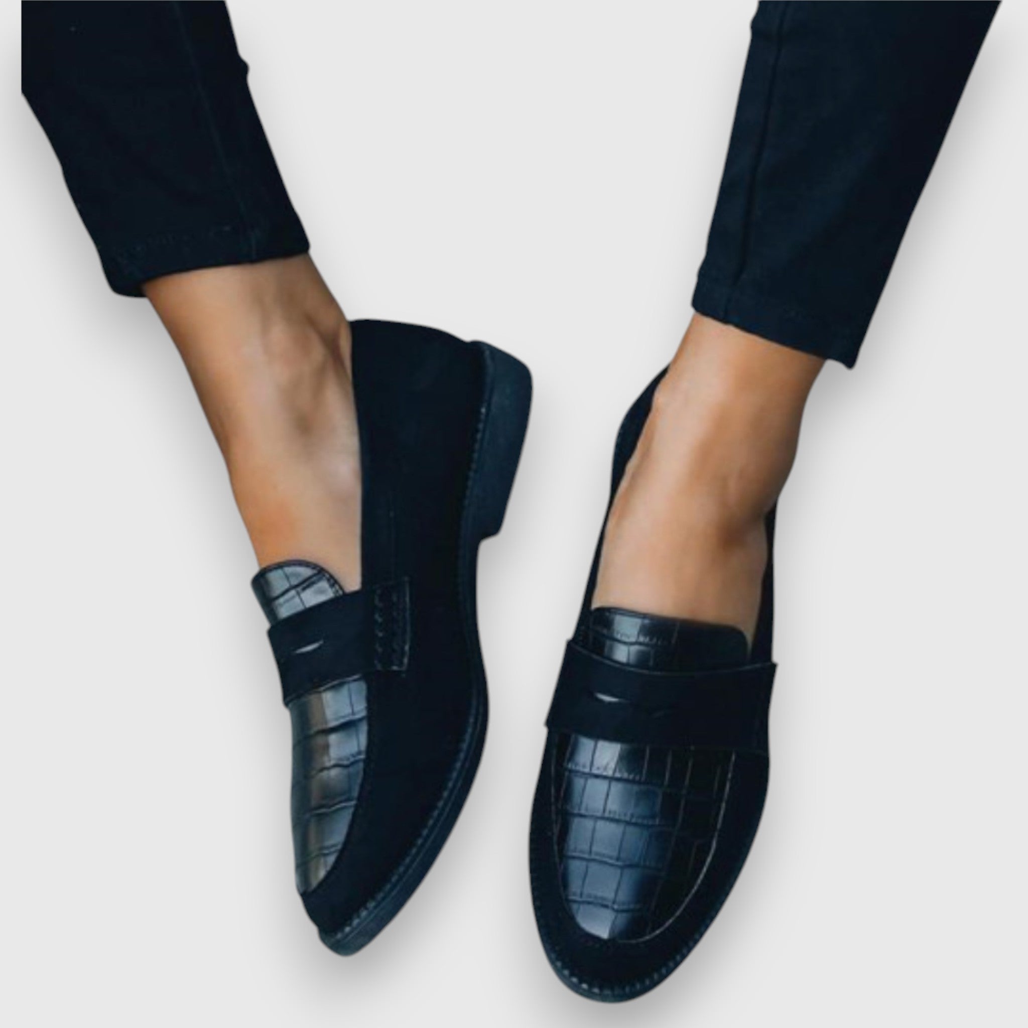 Loafers-Leder-Flach-Slipper-Schuhe-fur-Frauen-Leyna-Moda_1024x1024-Photoroom.jpg